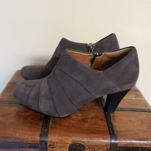 Artisans Clarks suede booties